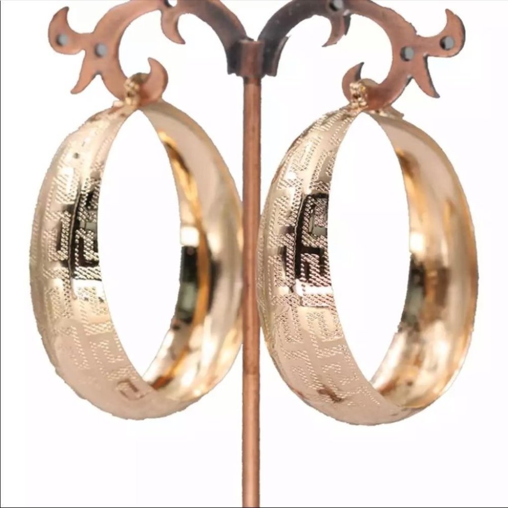 Brand new 18k gold nice hoop vintage earrings